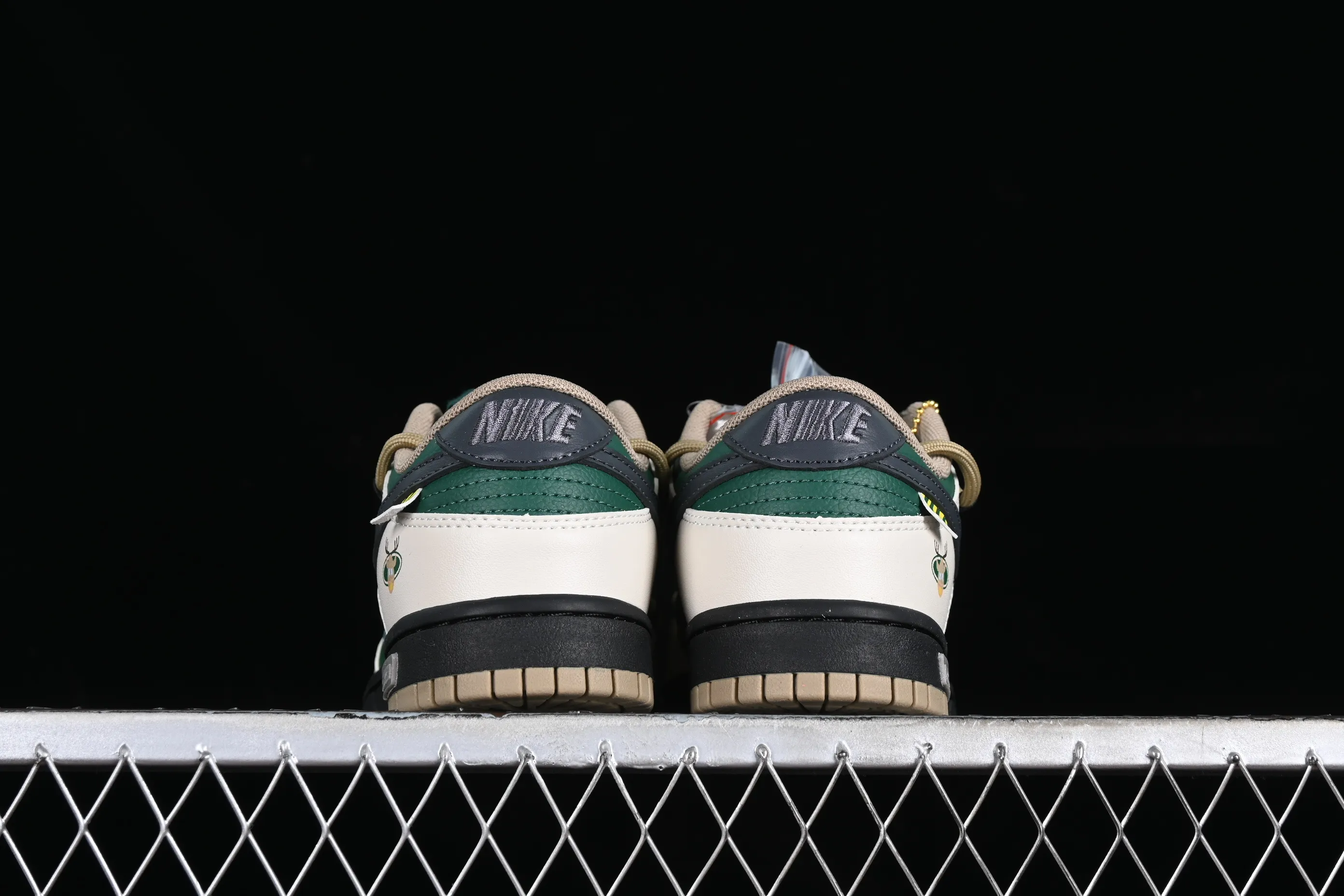 All Categories Nk SB Dunk Series Nk SB Dunk Low Low-top Sneakers Nk Dunk Low Panda Prank-Christmas Jungle Elk Brown Green SB Strappy Low-top Casual Sneakers DJ6188-200